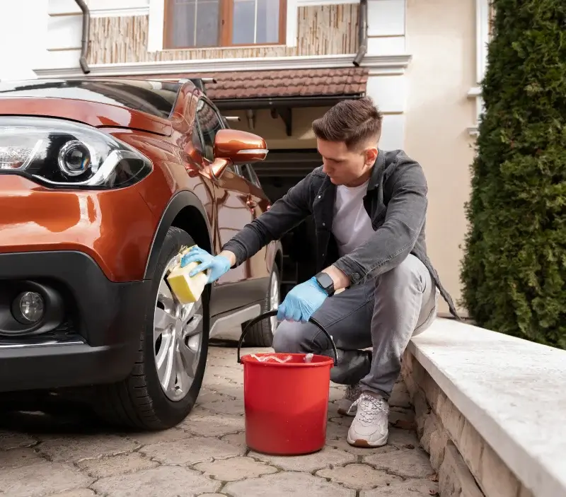 Lavage auto à domicile Mesnac : professionnel intervenant sur un véhicule